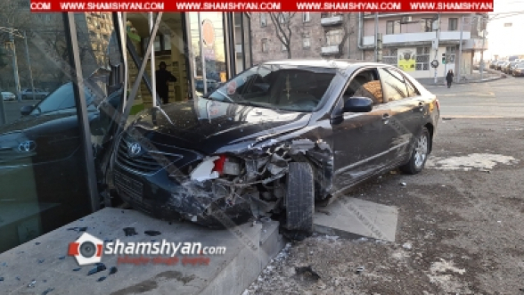 Երևանում բախվել են Mercedes-ն ու Toyota Camry-ն վերջինս էլ հայտնվել է կլինիկայի և դեղատան տարածքում, վերջիններիս պատճառելով նյութական վնաս